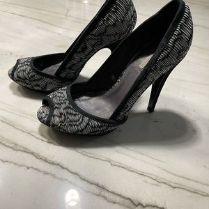 Uterque stunning shoes size 36 color black